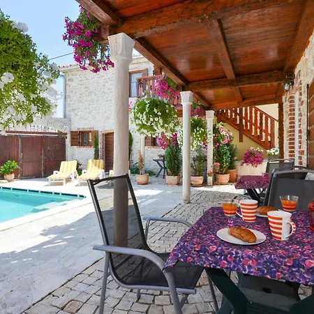 Romantica In Mit Gemeinsamem Pool Апартаменты *
