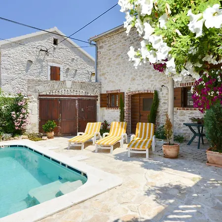 Romantica In Mit Gemeinsamem Pool Apartment